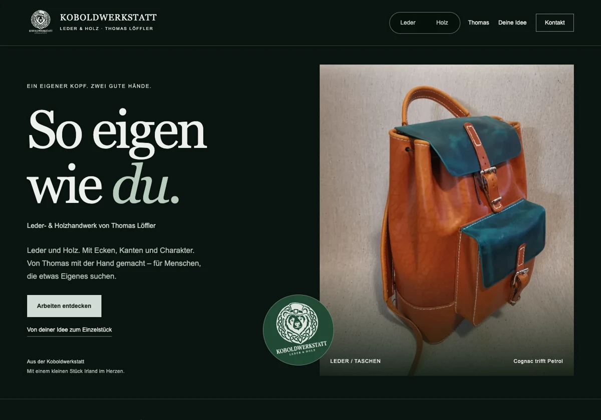 Dunkelgrüner Koboldwerkstatt-Auftritt mit keltischem Logo und Lederrucksack
